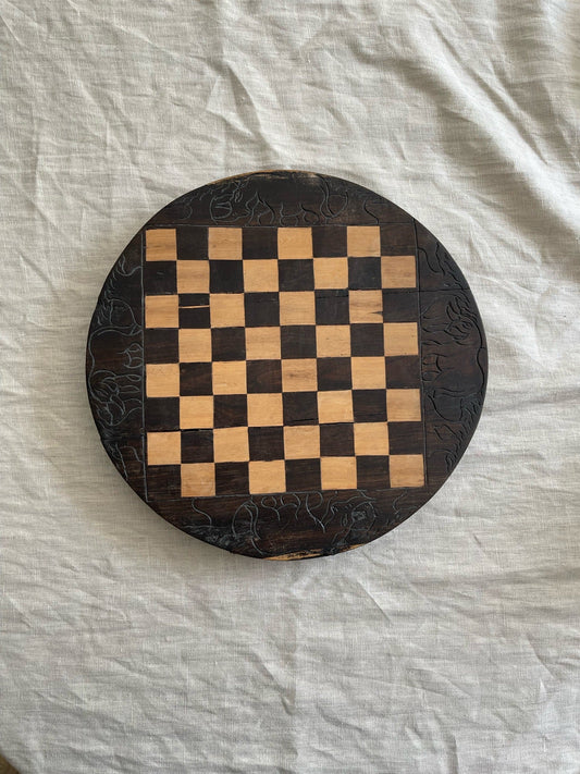 Houten rond schaakbord met neushoorns viaviavintage