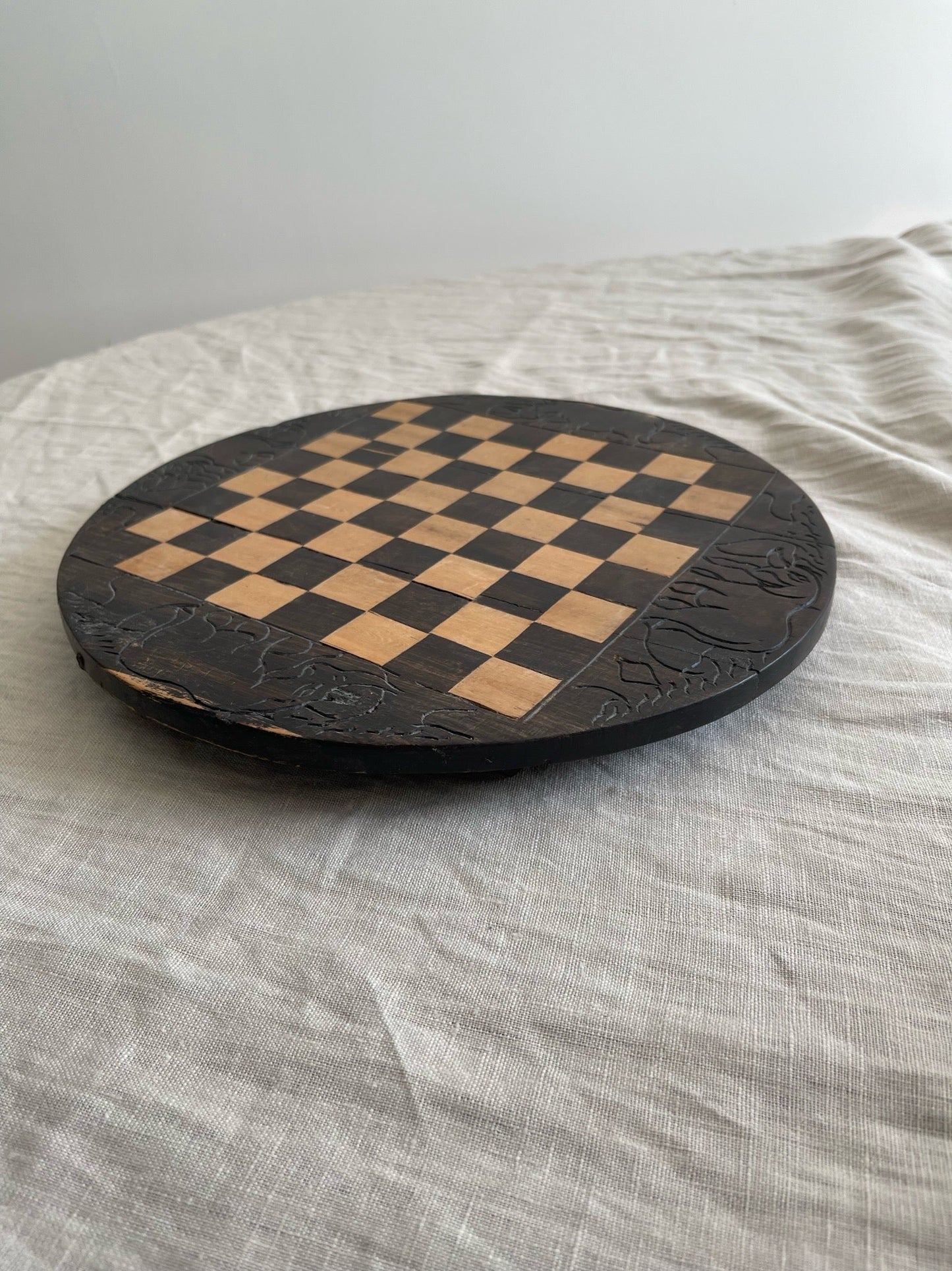 Houten rond schaakbord met neushoorns viaviavintage