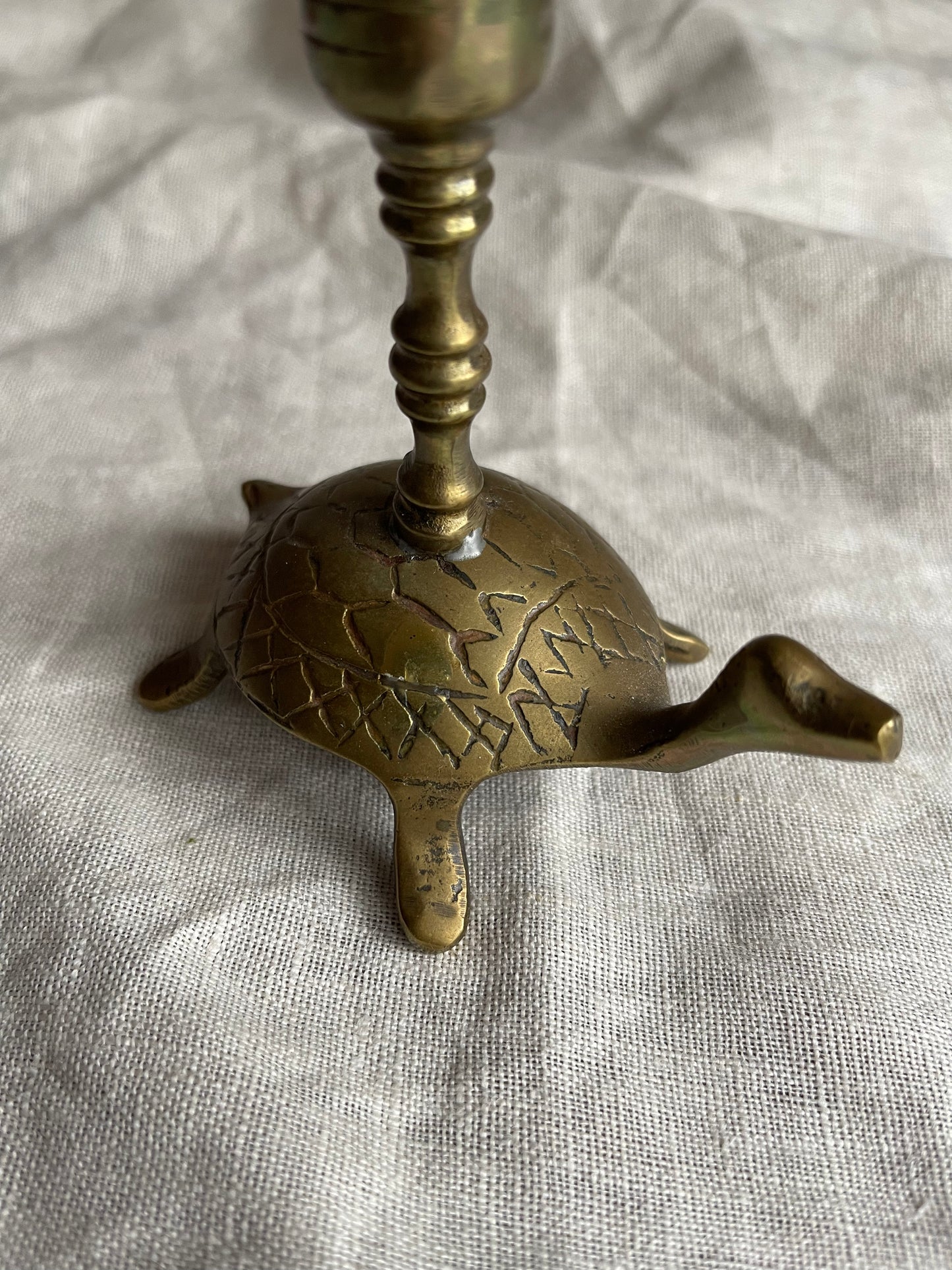 Messing kandelaar met schildpad | Vintage messing kandelaar