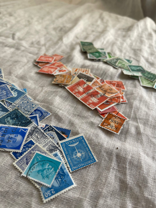 Vintage postzegels op kleur gesorteerd